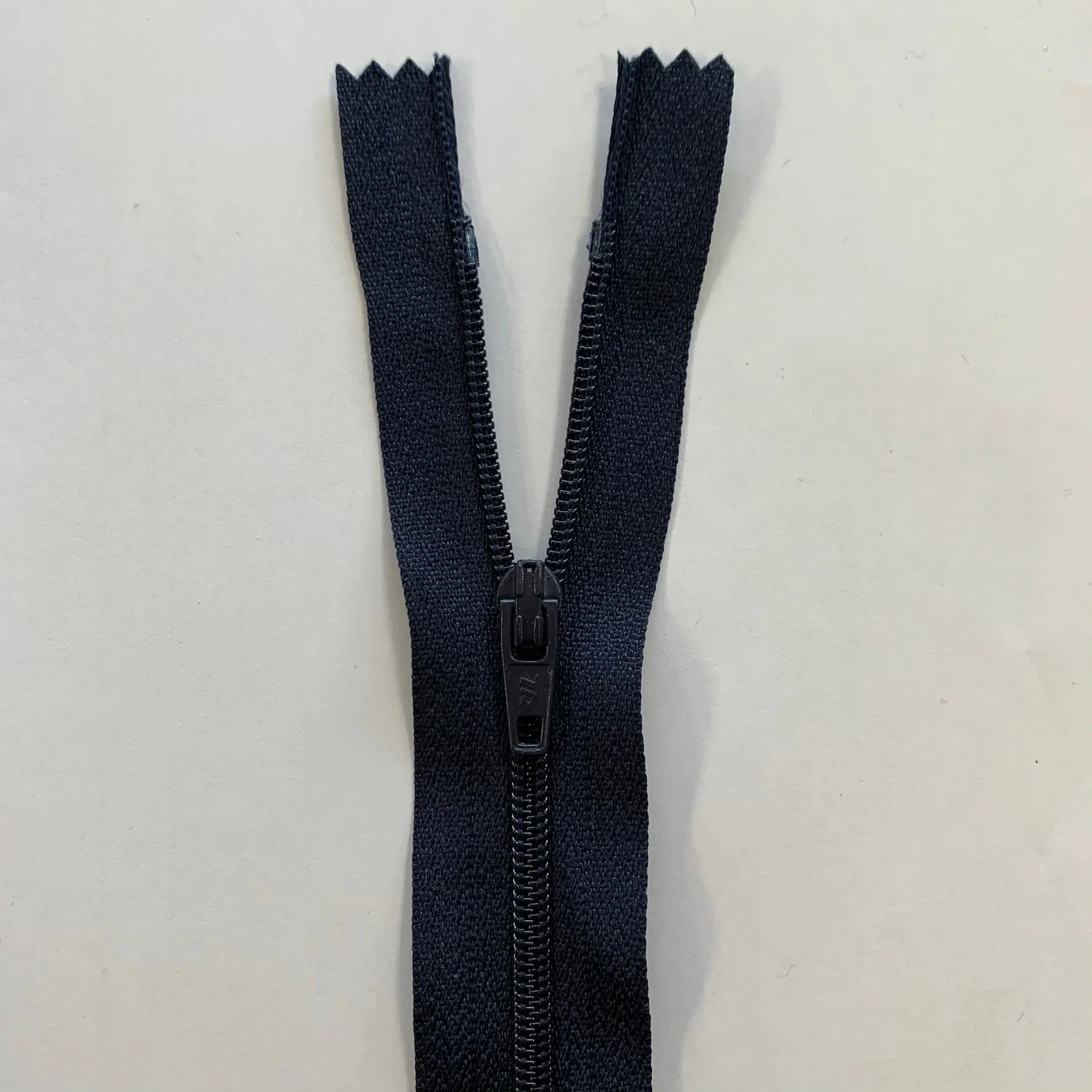 22" / 55cm Nylon Zip  - Select Colour New