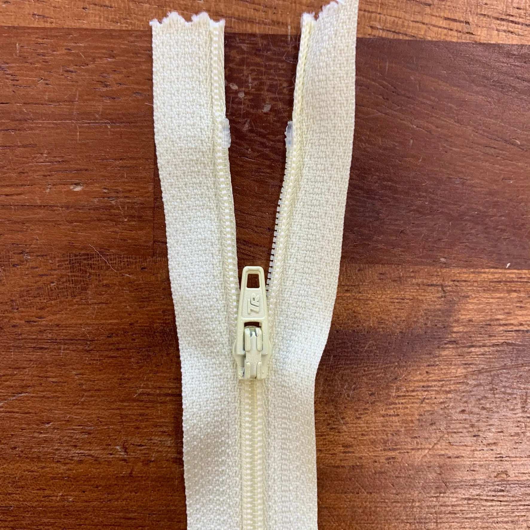 22" / 55cm Nylon Zip  - Select Colour New