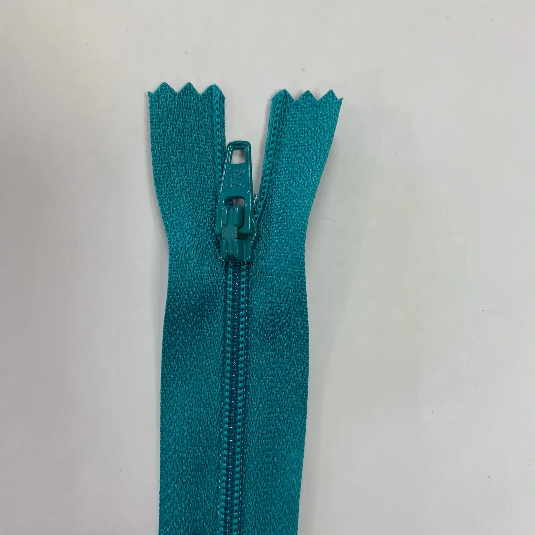 22" / 55cm Nylon Zip  - Select Colour New