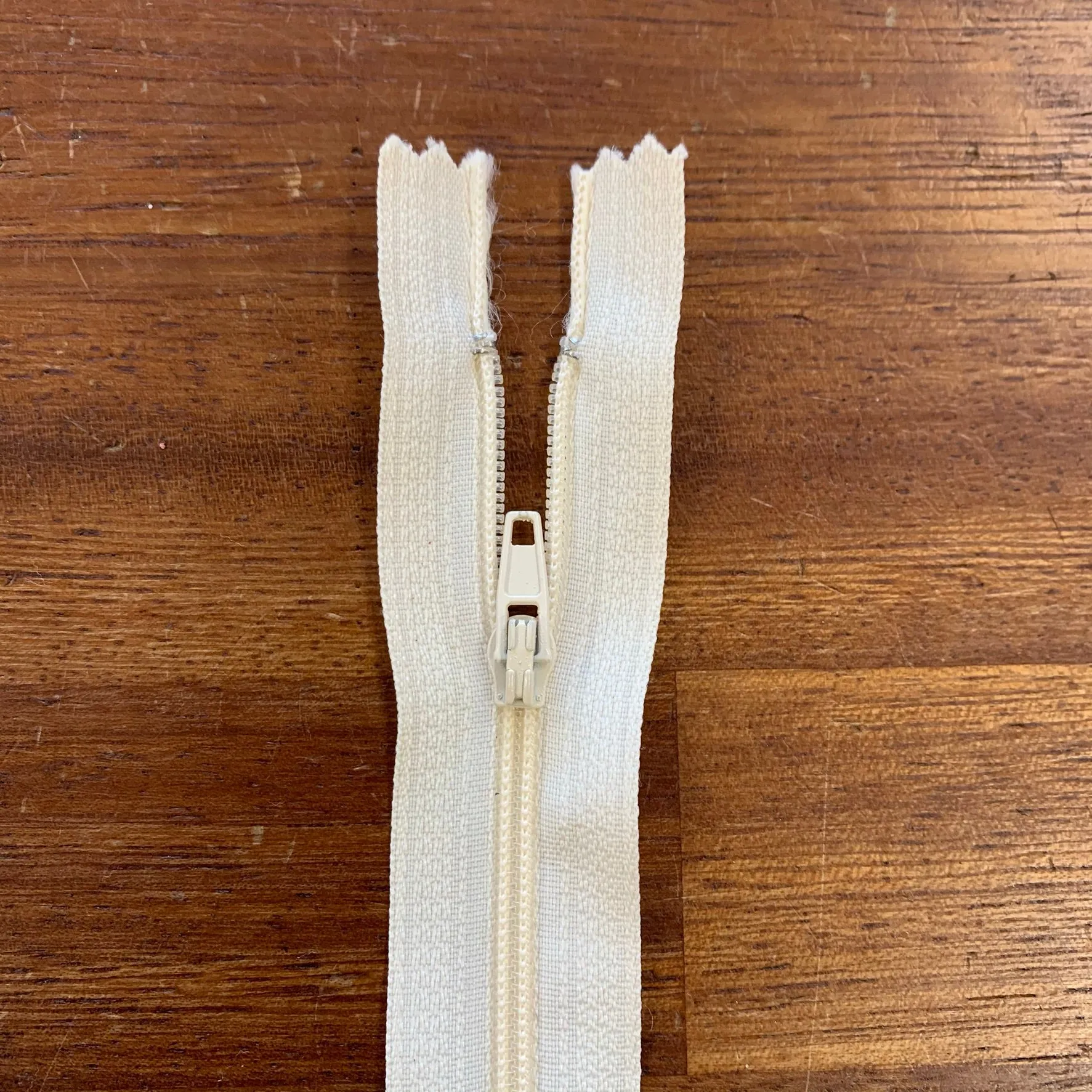 22" / 55cm Nylon Zip  - Select Colour New