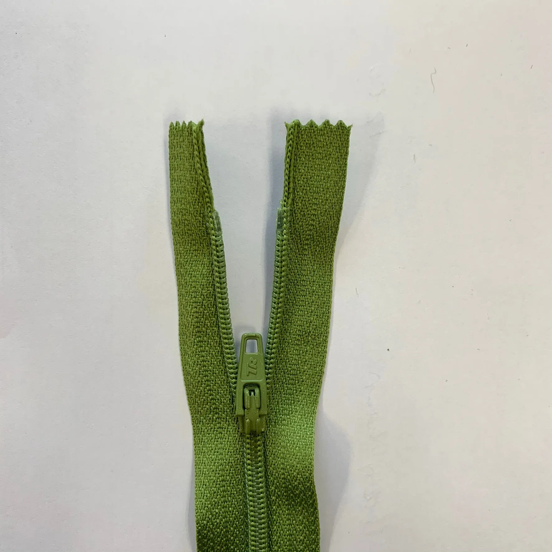 22" / 55cm Nylon Zip  - Select Colour New