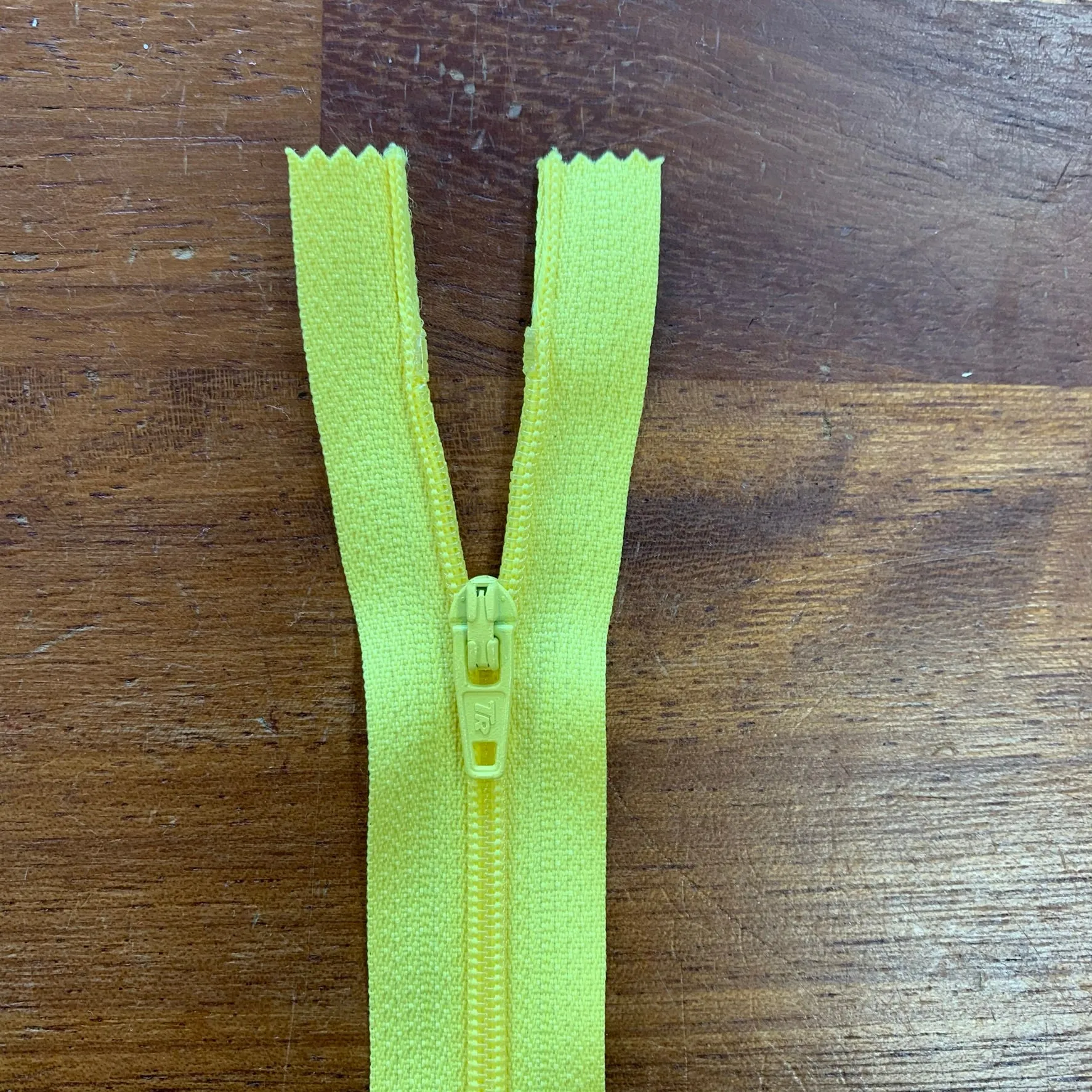 22" / 55cm Nylon Zip  - Select Colour New