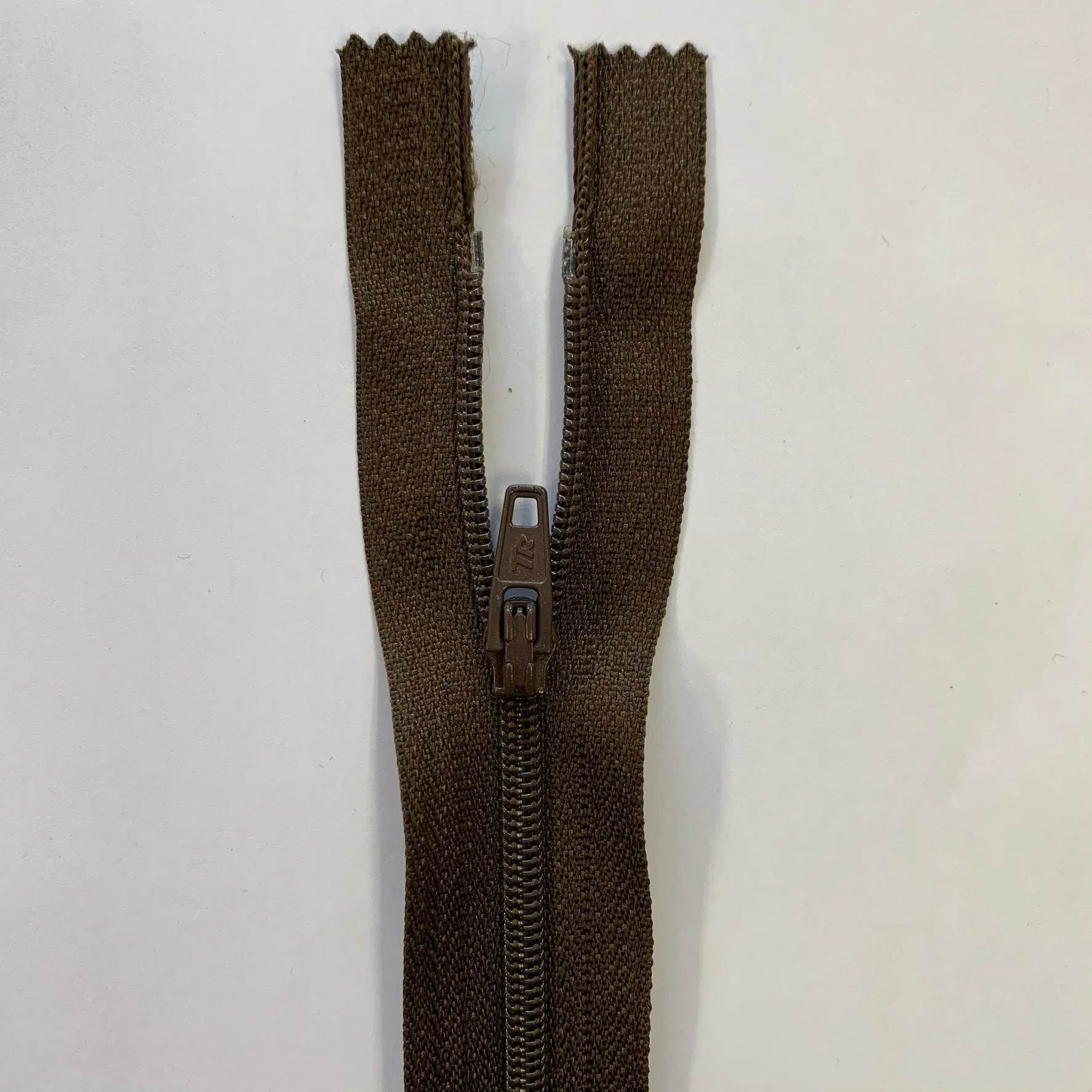 22" / 55cm Nylon Zip  - Select Colour New