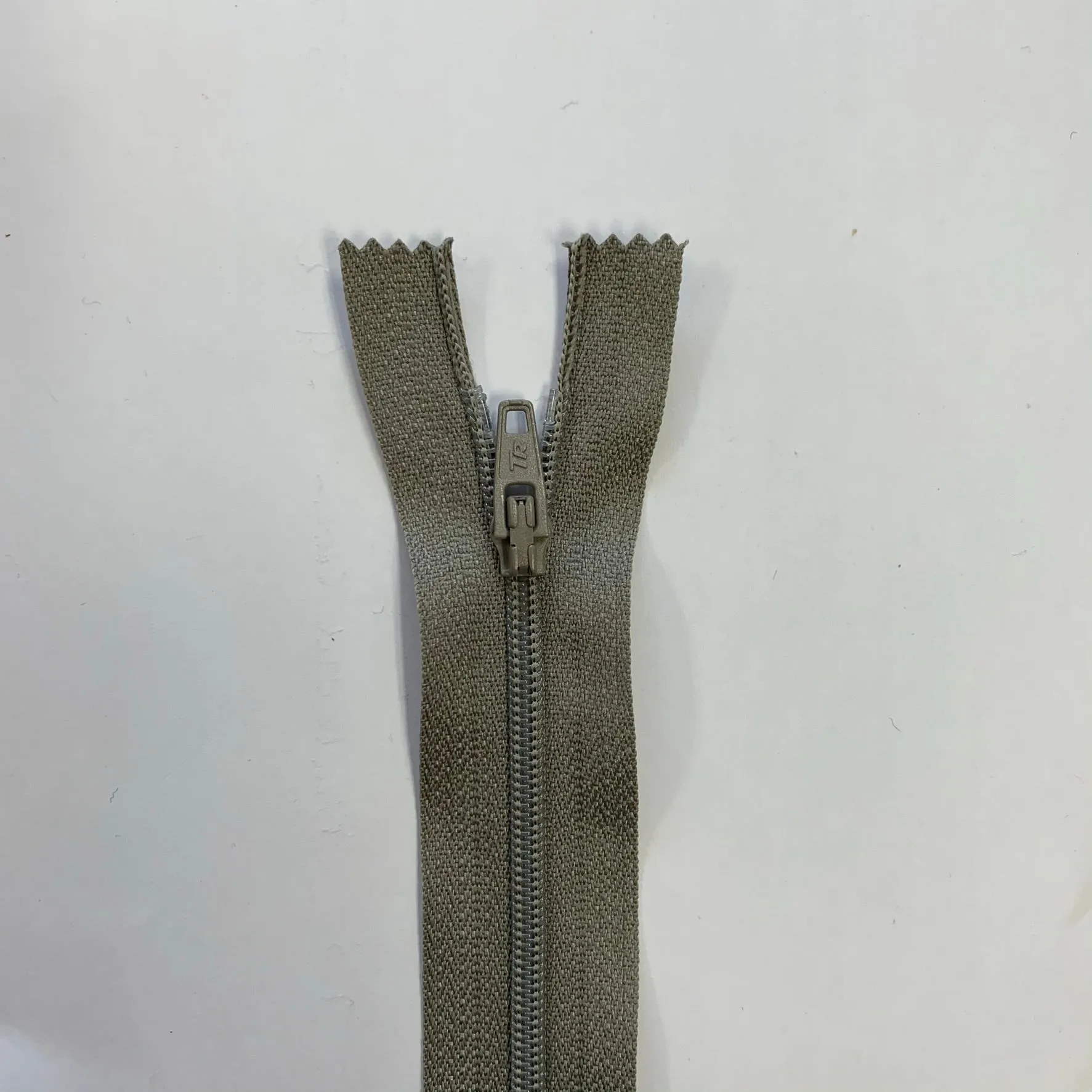 22" / 55cm Nylon Zip  - Select Colour New