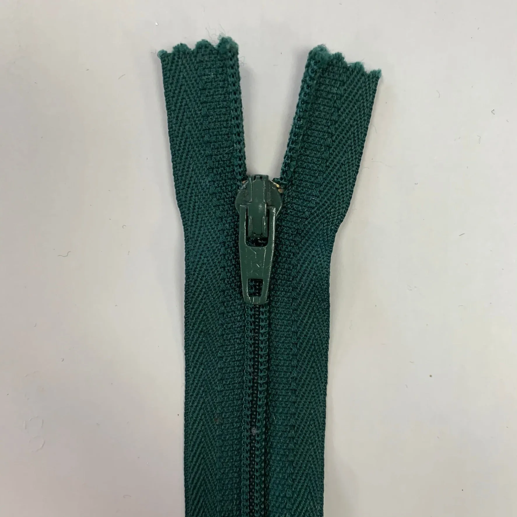 22" / 55cm Nylon Zip  - Select Colour New