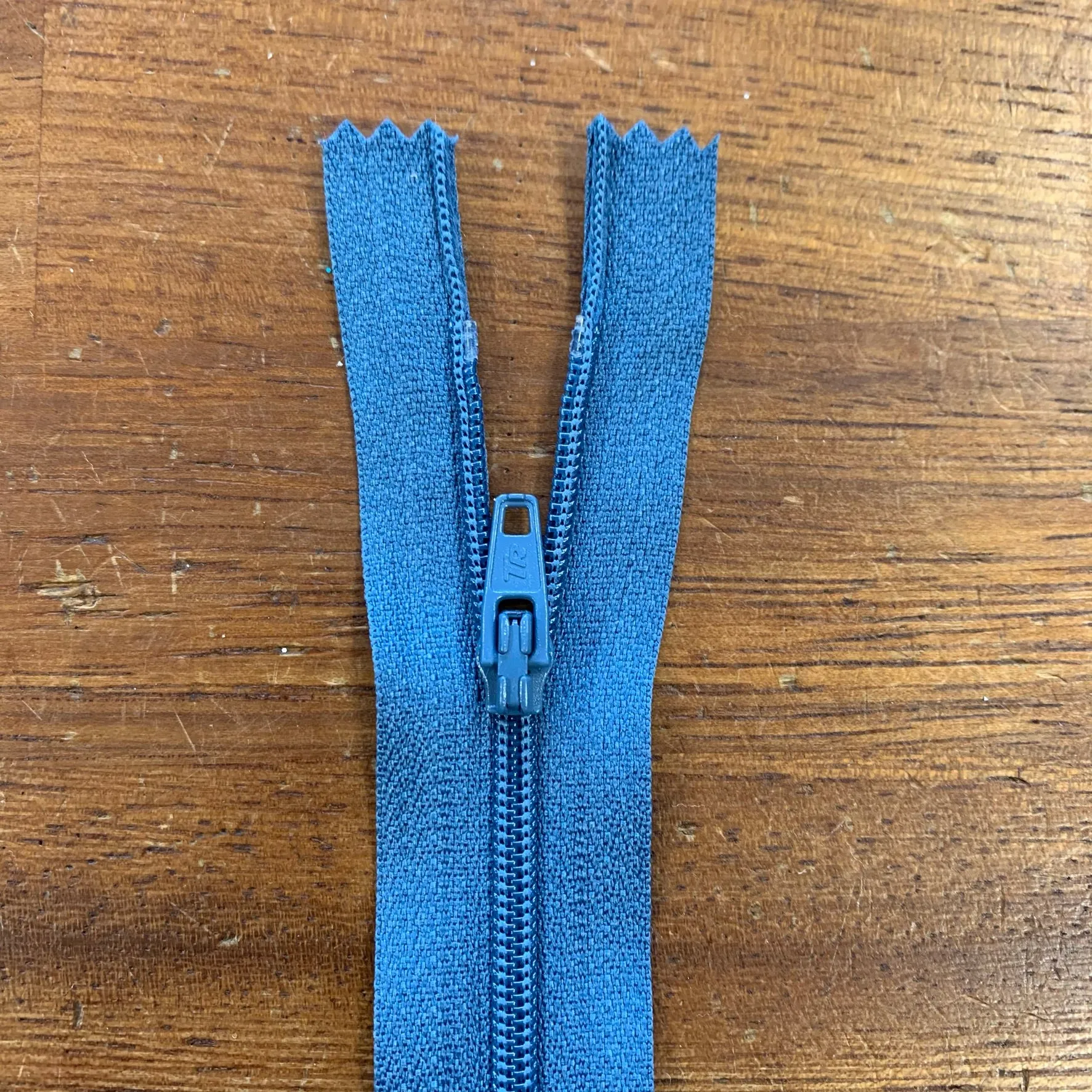 22" / 55cm Nylon Zip  - Select Colour New