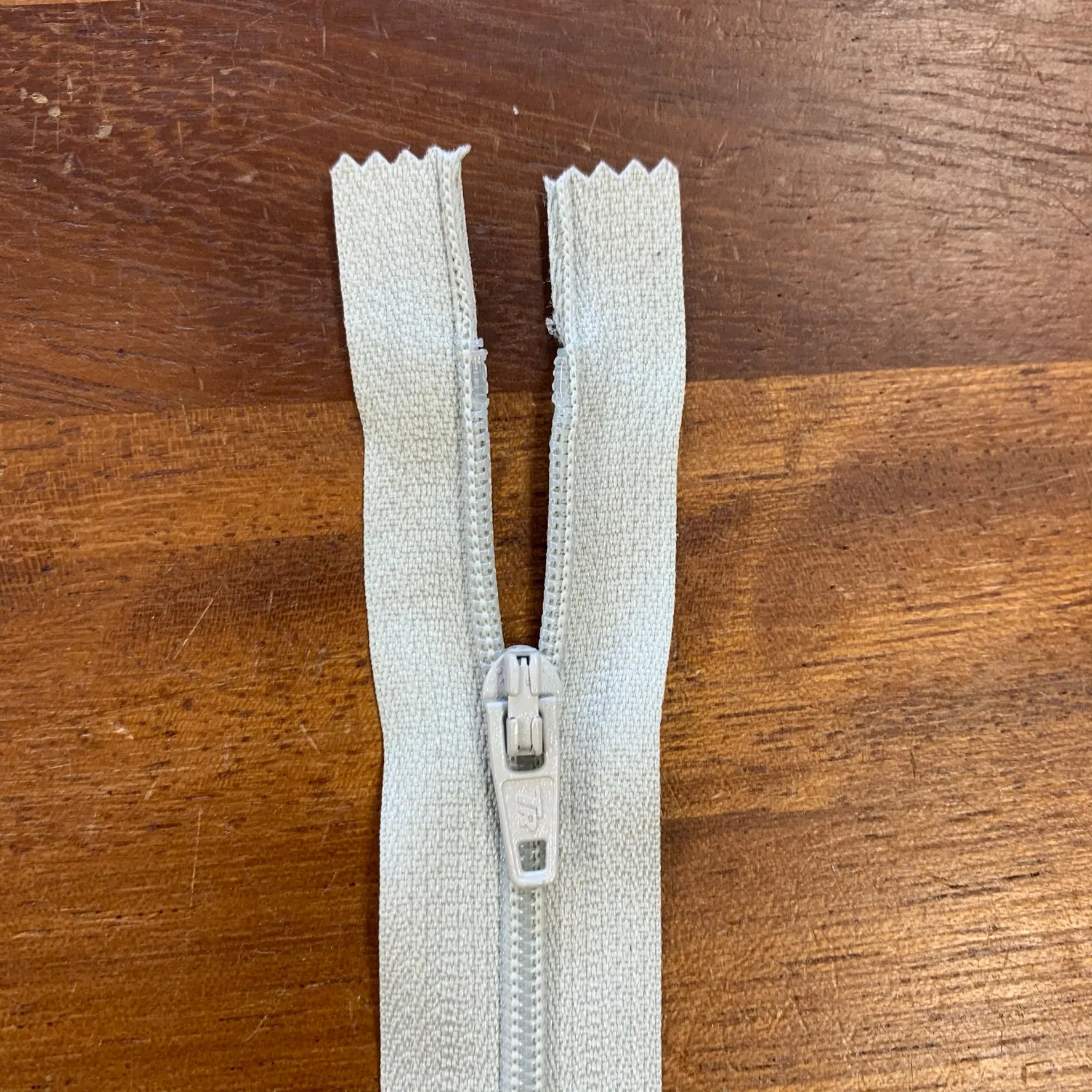 22" / 55cm Nylon Zip  - Select Colour New